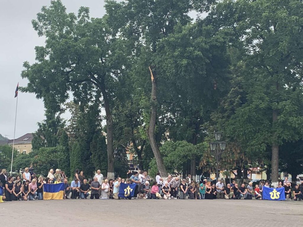 На Прикарпатті гідно зустріли траурний кортеж з тілом полеглого Героя Ярослава Федика