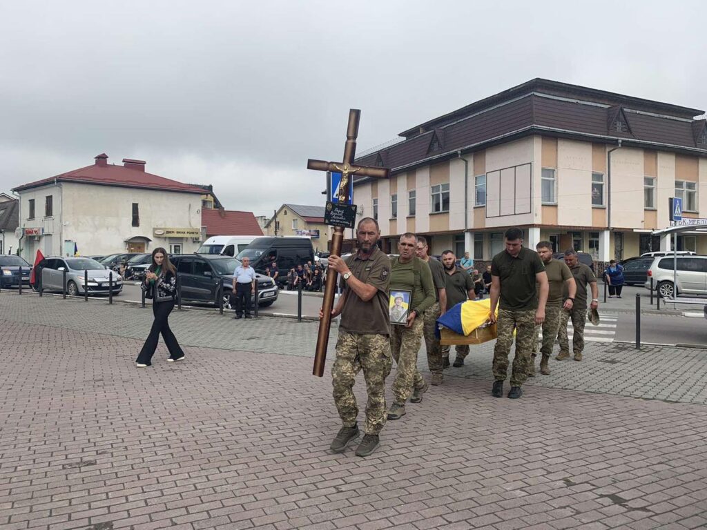 На Прикарпатті гідно зустріли траурний кортеж з тілом полеглого Героя Ярослава Федика