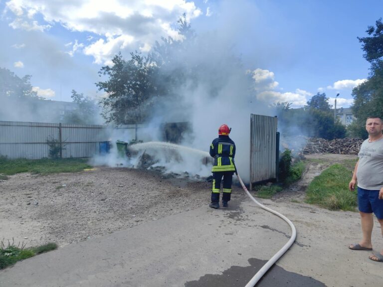 У Долині вандали двічі за день палили нові сміттєві контейнери. ФОТО