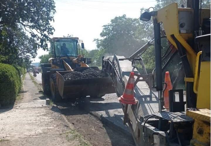 На дорогах Прикарпаття тривають масштабні ремонтні роботи