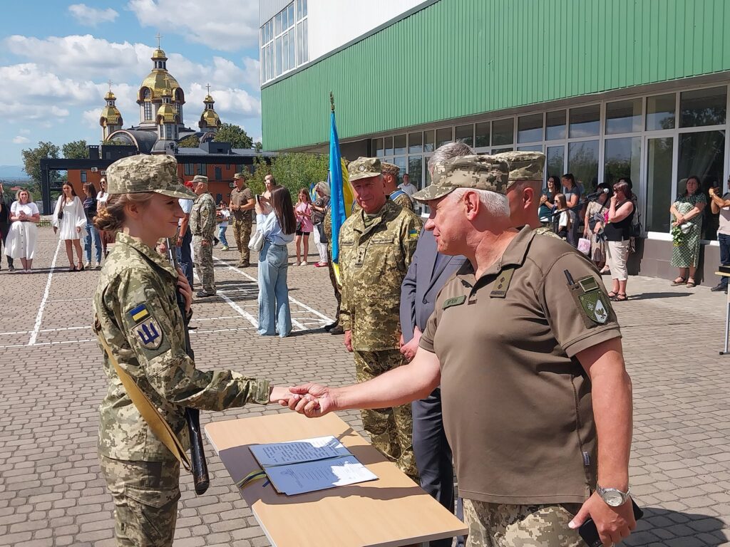 Випускники кафедри військової підготовки ПНУ ім. В.Стефаника склали Військову присягу. ФОТО