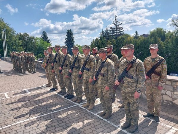 Випускники кафедри військової підготовки ПНУ ім. В.Стефаника склали Військову присягу. ФОТО