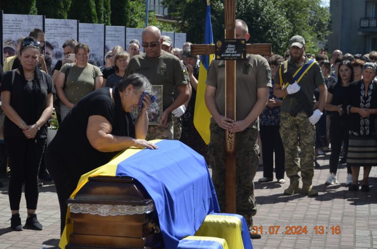 До рідного дому на щиті повернувся прикарпатець Андрій Марич