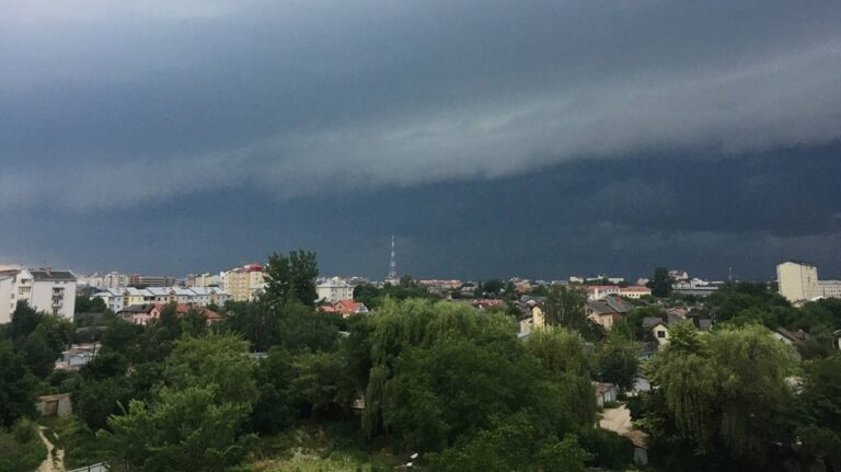 Мешканців Прикарпаття попереджають про грози, град та посилення вітру