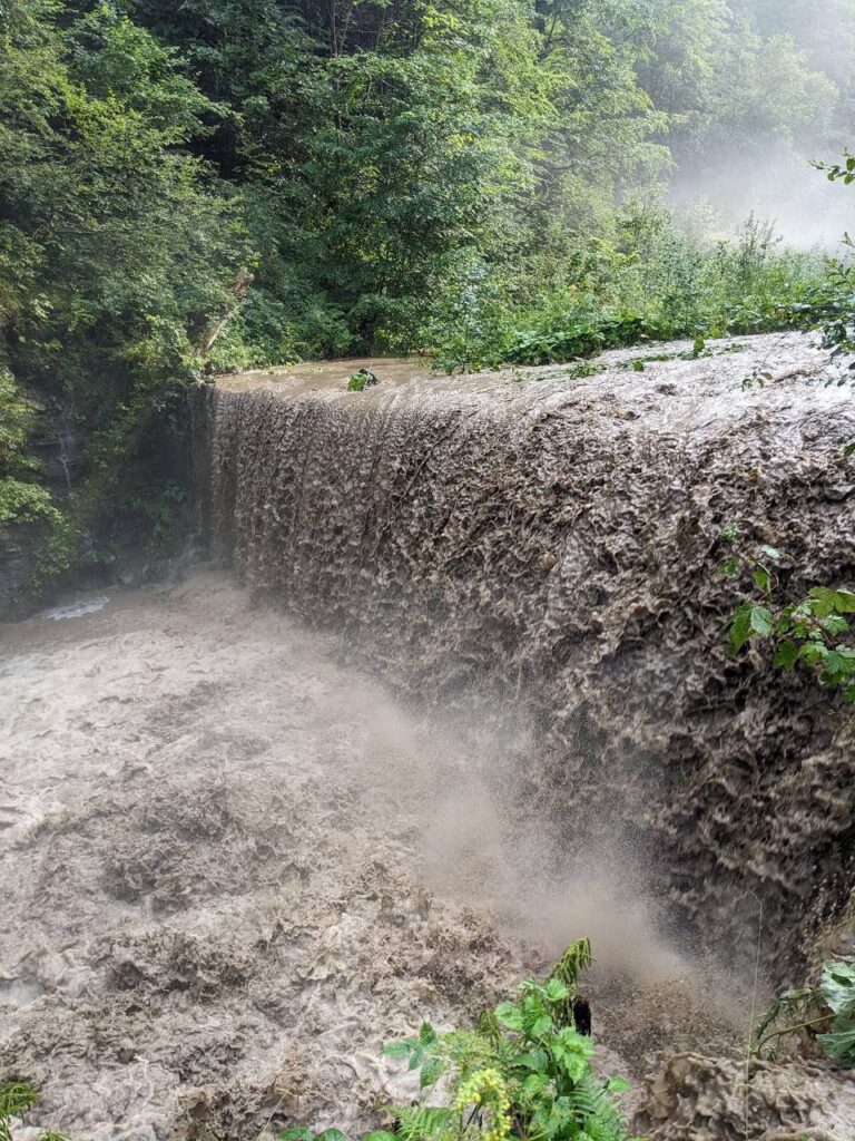 Потужна злива залишила Яремче без водопостачання