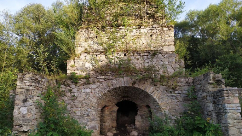 В лісах Прикарпаття захована легендарна Ангелівська домна - що виплавляли в такій глушині кілька століть тому