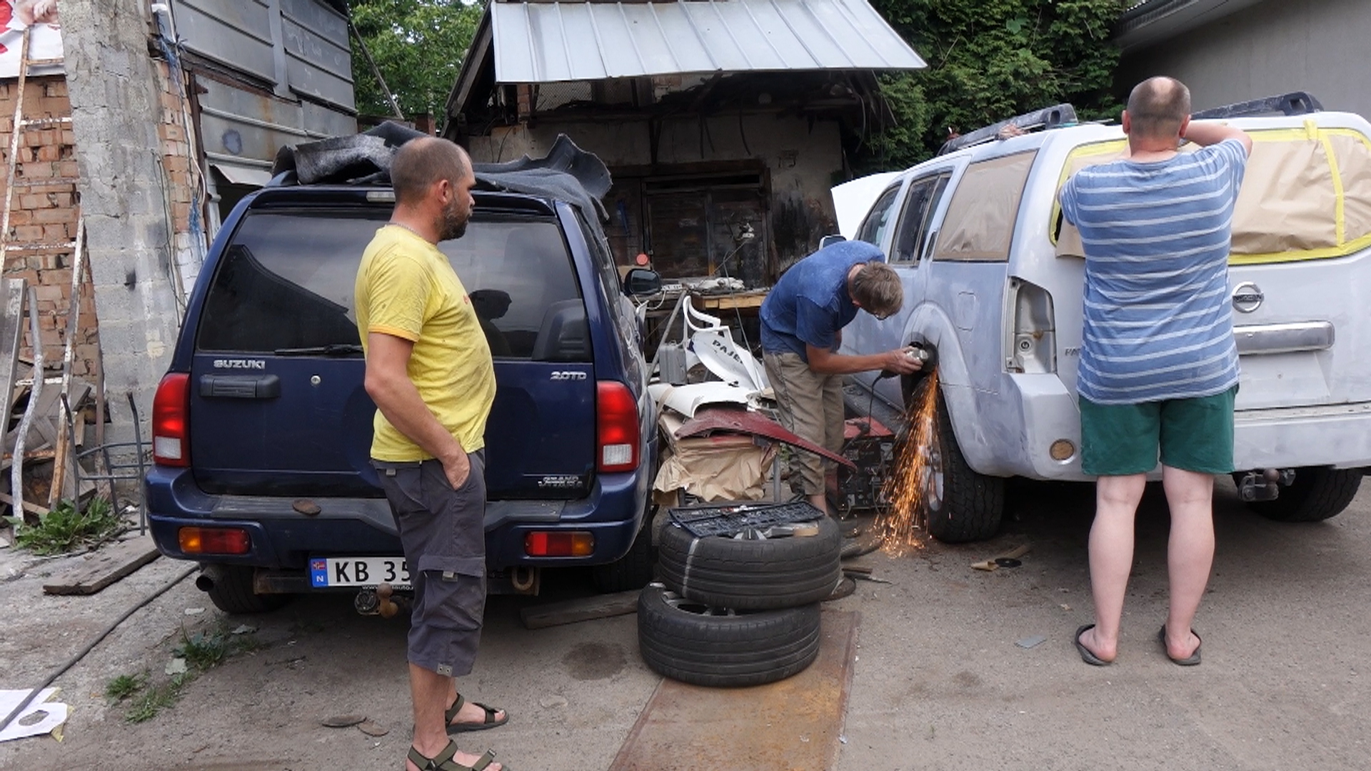 Коломийські волонтери готують до відправки на фронт шість автомобілів