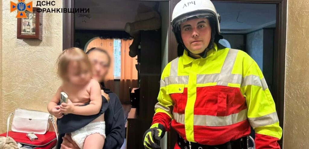 Франківські рятувальники допомогли відчинити двері квартири, в якій зачинилася дитина