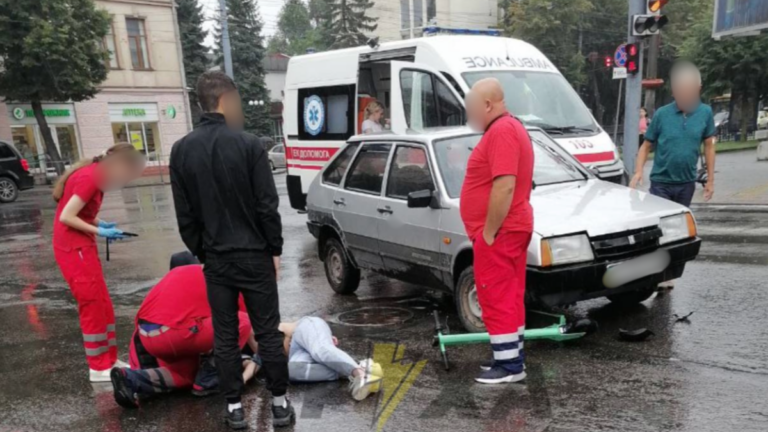 У Франківську на переході збили людину на самокаті. ФОТО