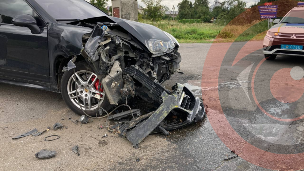 зіштовхнулись Porsche Cayenne та пасажирський автобус,У Калуші