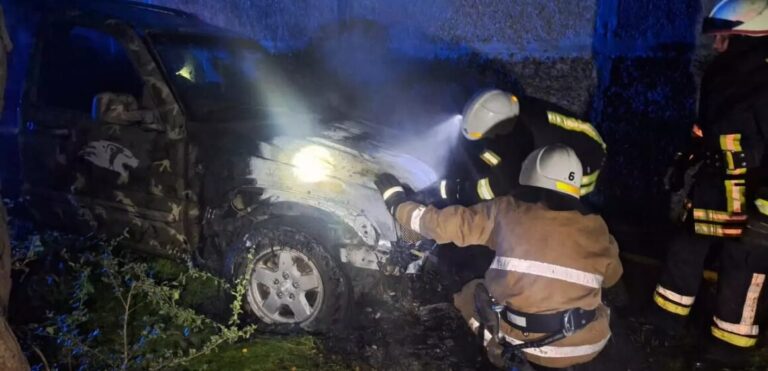 Серед ночі в Івано-Франківську спалахнув автомобіль