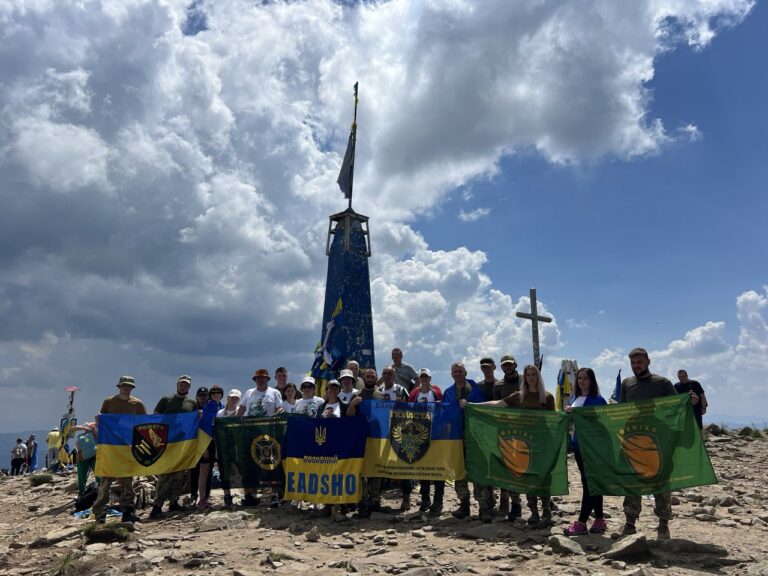 Рідні загиблих і зниклих прикордонників піднялися на Говерлу, аби вшанувати пам'ять Героїв