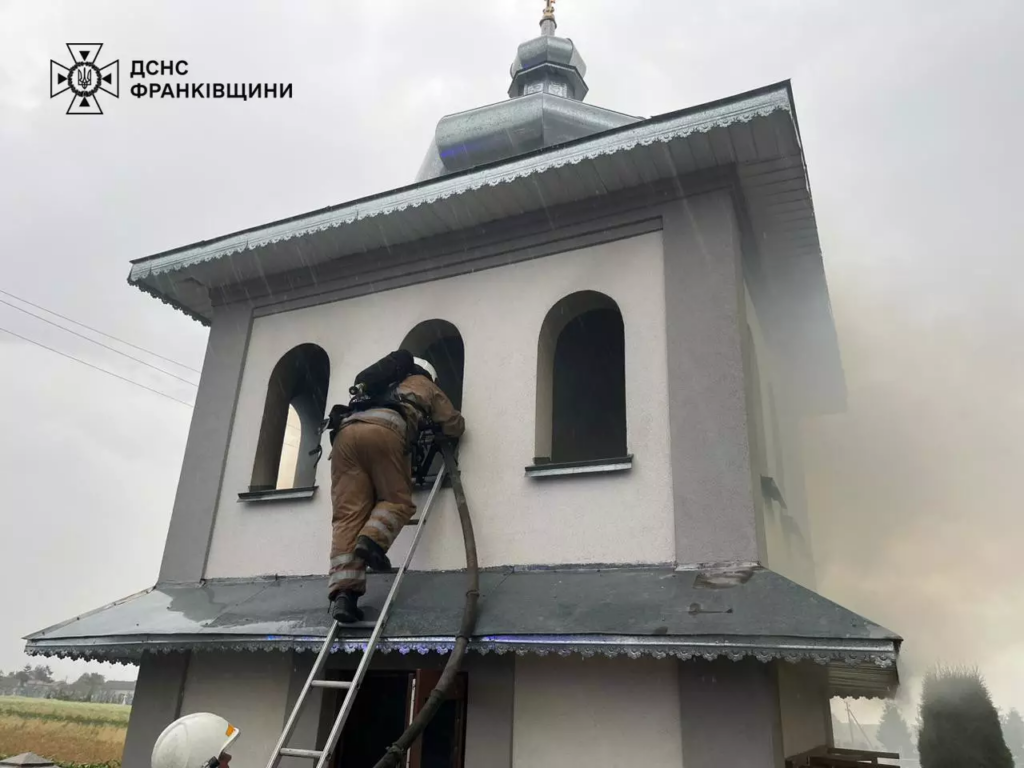 У селі на Прикарпатті вогнеборці ліквідували пожежу в дзвіниці церкви