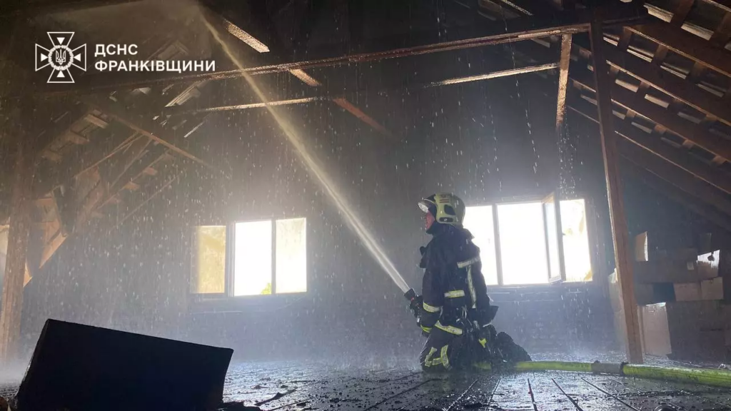 У Богородчанській громаді добровольці допомогли рятувальникам загасити пожежу в ресторані