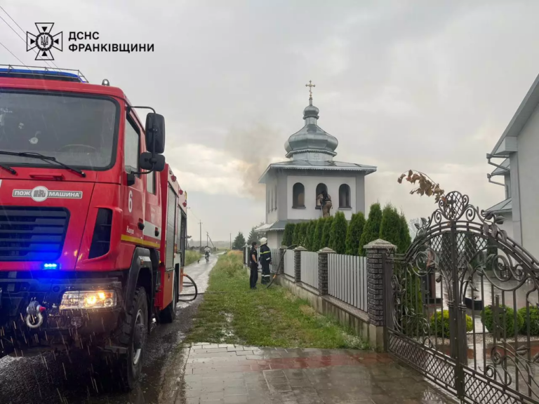 У селі на Прикарпатті вогнеборці ліквідували пожежу в дзвіниці церкви