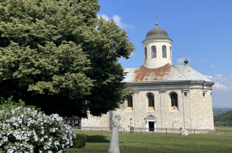 Біля Галича науковці відкопали кераміку й оборонний вал ранньозалізної доби