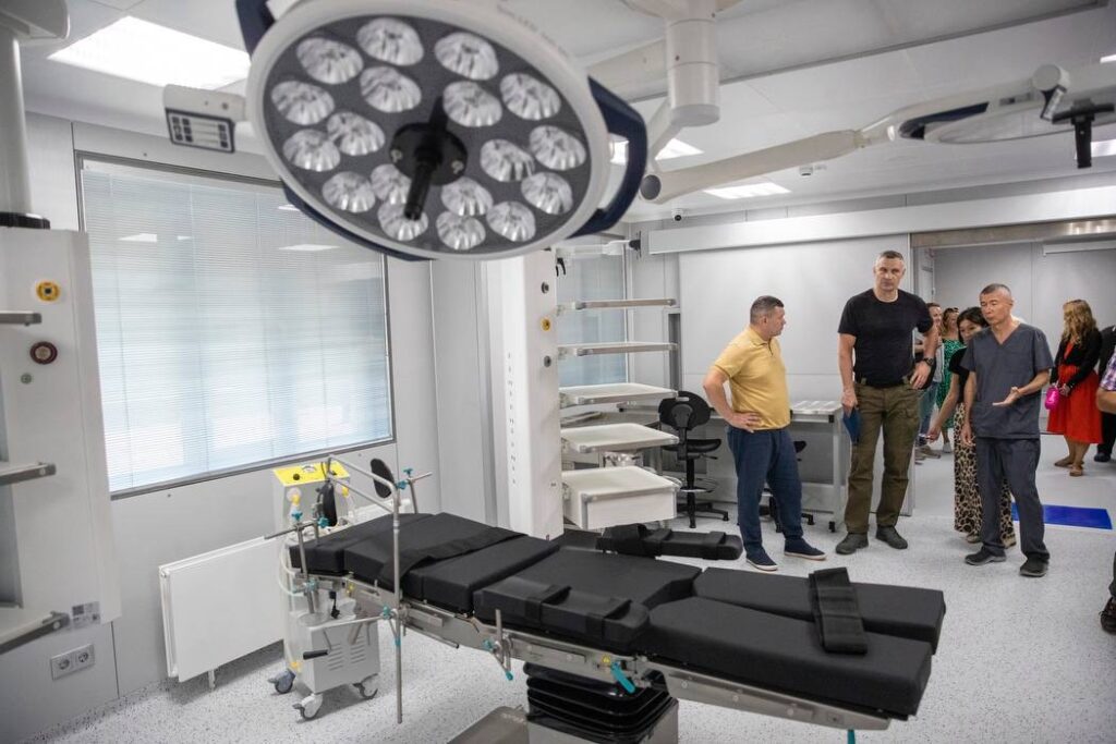 Кличко оглянув оновлений міський Центр нефрології та діалізу, який прийняв на лікування пацієнтів з «Охматдиту»