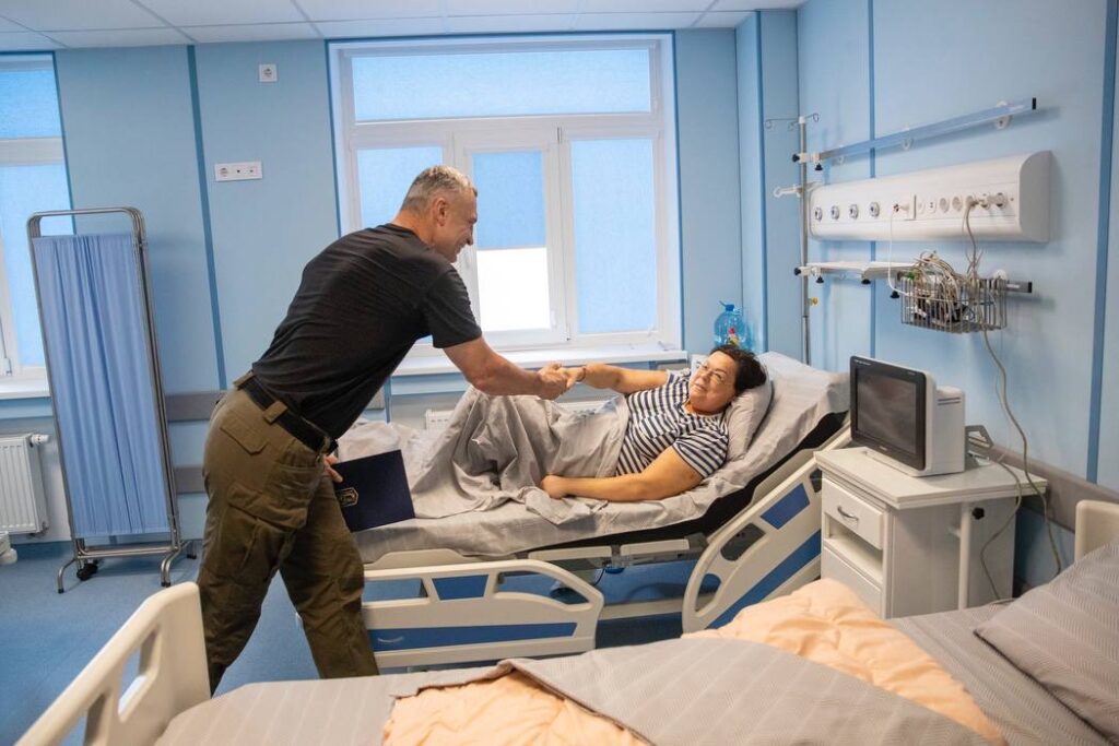 Кличко оглянув оновлений міський Центр нефрології та діалізу, який прийняв на лікування пацієнтів з «Охматдиту»