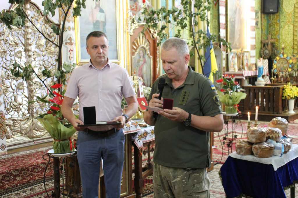 Полеглих на війні прикарпатців Тараса Бибика та Романа Пицка відзначили почесними нагородами