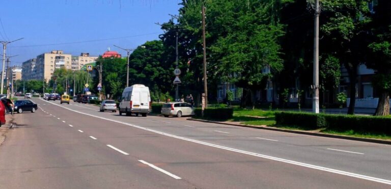 У Калуші активно оновлюють дорожню розмітку