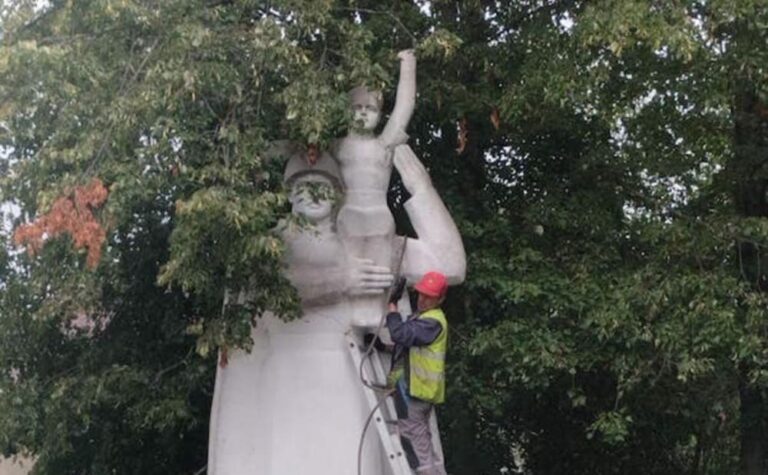 Радянський пам’ятник подрібнять та використають для підсипання доріг у Калуській громаді