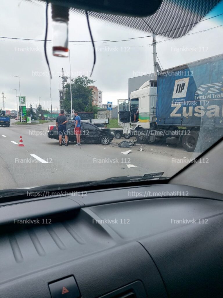 У Франківську масштабна автотроща: легковик протаранив ВАЗ, мікроавтобус, вантажівку та причеп