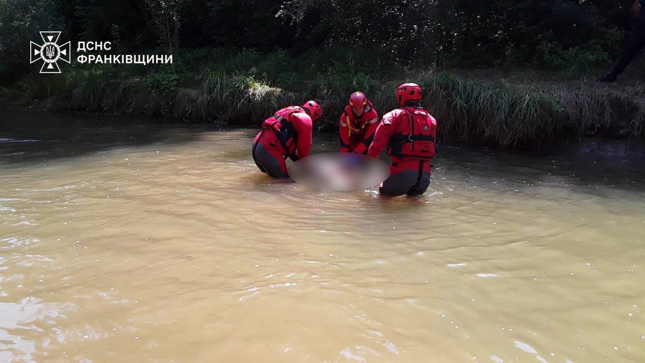 В Косові рятувальники дістали з річки тіло жінки