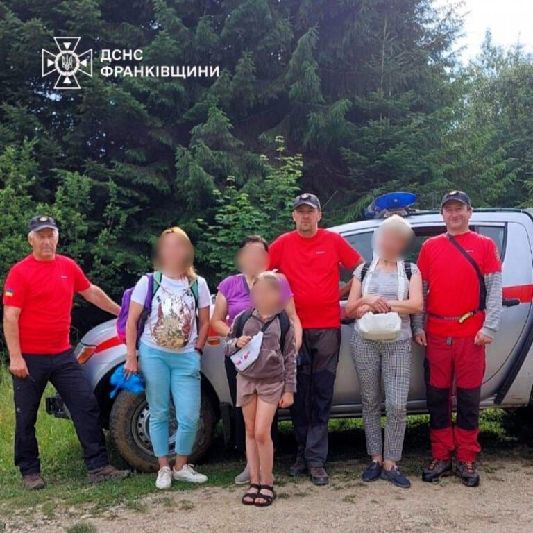 Рятувальники надали допомогу туристам, яким стало зле під час мандрівки у горах