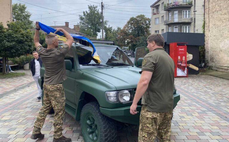 Студенди-психологи ПНУ придбали та передали військовим позашляховик