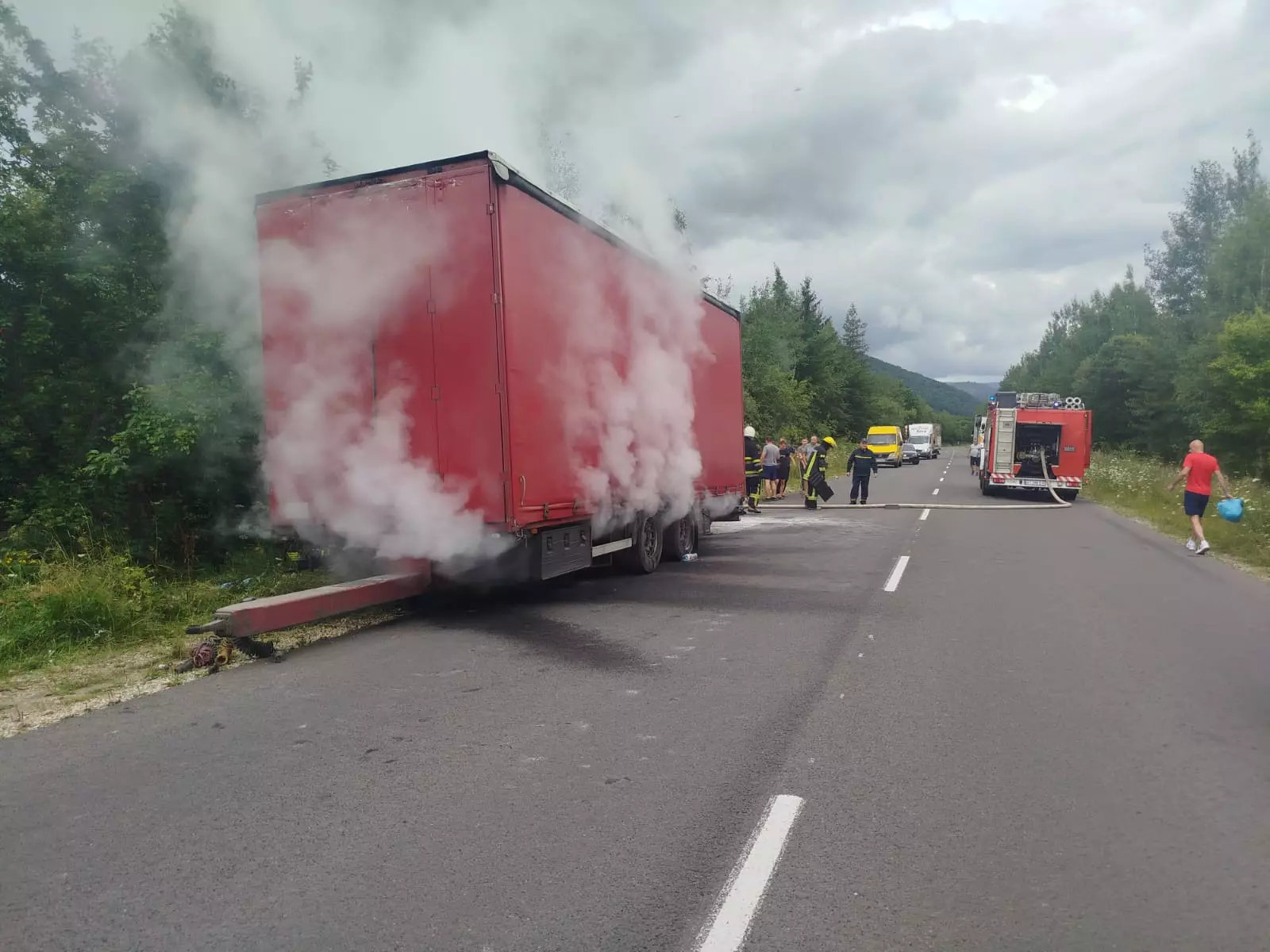 Рятувальники ліквідували пожежу вантажівки на дорозі “Долина – Хуст”