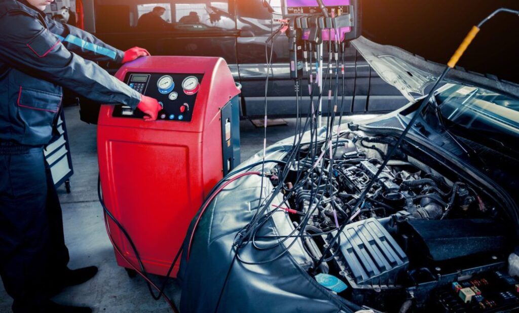 Какие признаки указывают на необходимость обслуживания автокондиционера на СТО?