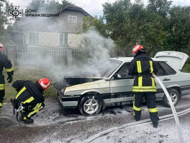 На Прикарпатті рятувальники гасили пожежу автомобіля