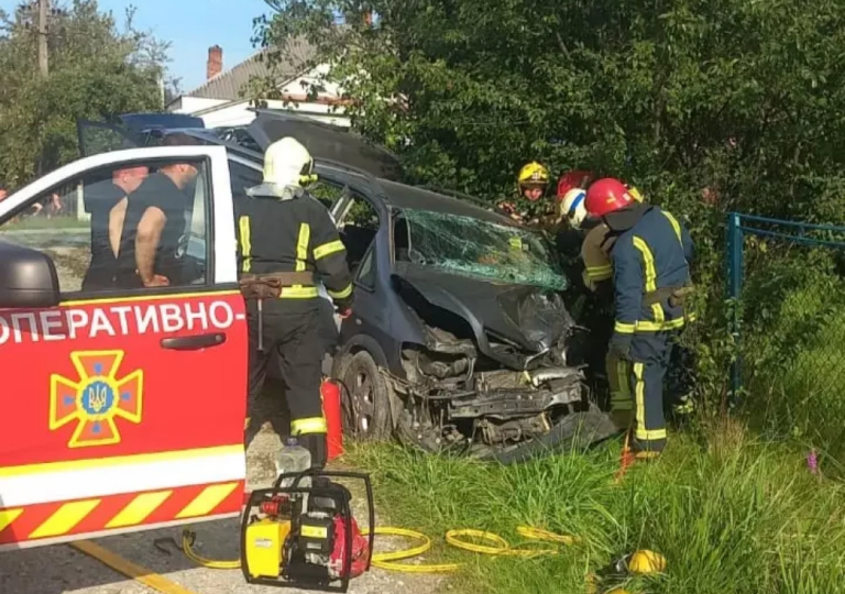 У Надвірній внаслідок ДТП в авто затисло людину