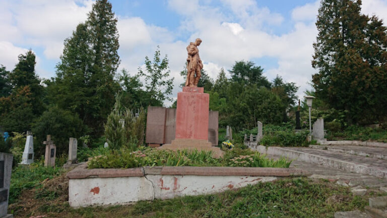 В Галицькій громаді демонтують шість радянських пам'ятників