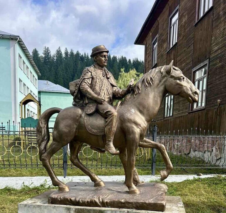 У Верховині встановили пам'ятник видатному гуцульському діячу Петру Шекерику-Дониковому