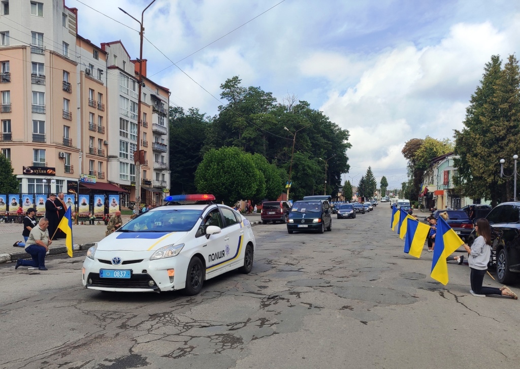 У Тлумачі на колінах зустріли загиблого Героя Михайла Кулика