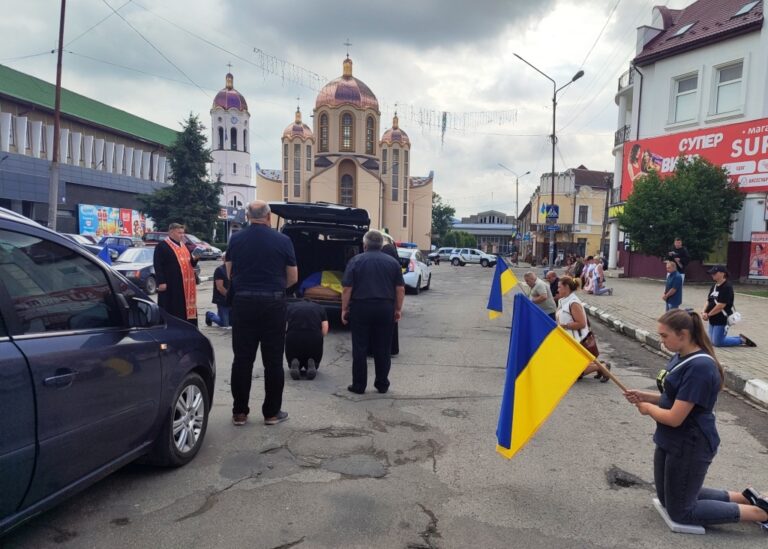 У Тлумачі на колінах зустріли загиблого Героя Михайла Кулика