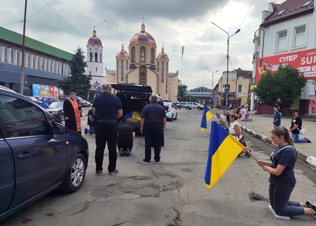 У Тлумачі на колінах зустріли загиблого Героя Михайла Кулика