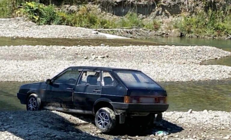 У Франківську п'яний водій легковика не впорався з керуванням та зʼїхав у річку