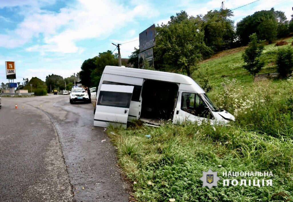 На Надвірнянщині водій мікроавтобуса злетів з дороги у кювет, є постраждалі 