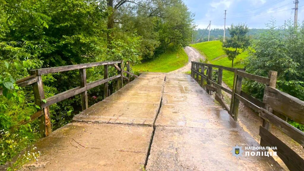 На Косівщині легковик зірвався з мосту та перекинувся на дах