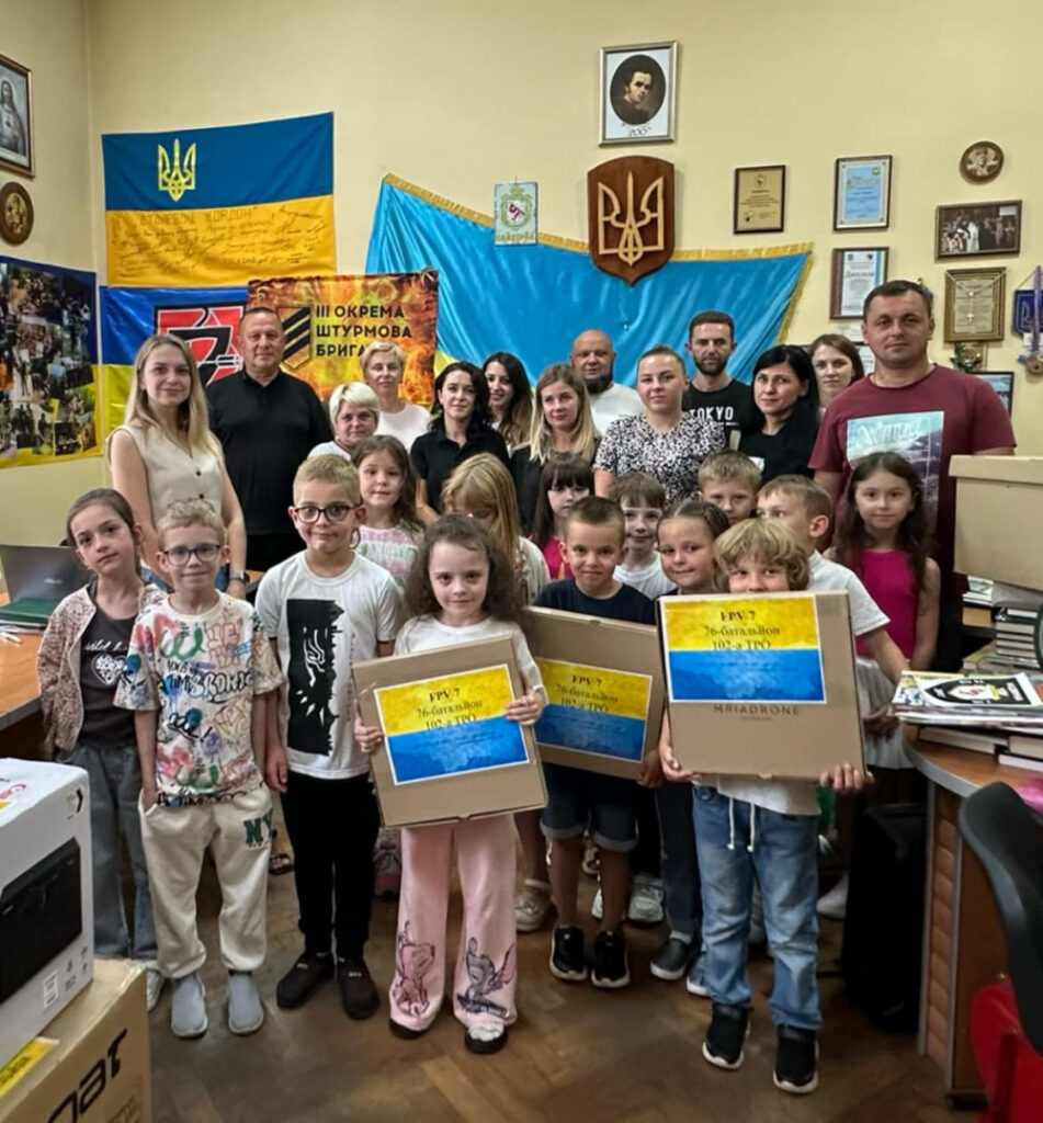 У Надвірній другокласники зібрали гроші і придбали для захисників три дрони FPV-7