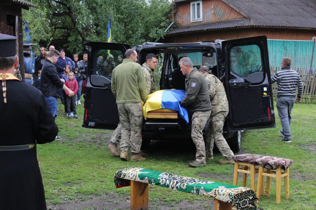 Сьогодні в Делятинській громаді проведуть в останню путь полеглого воїна Ореста Римарука