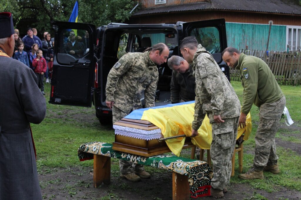 Сьогодні в Делятинській громаді проведуть в останню путь полеглого воїна Ореста Римарука