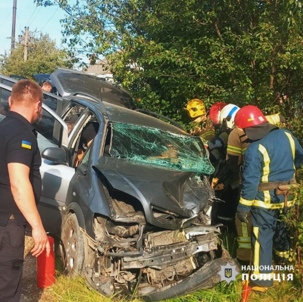 На Прикарпатті в автопригоді постраждали троє осіб, ще одна людина загинула. ФОТО