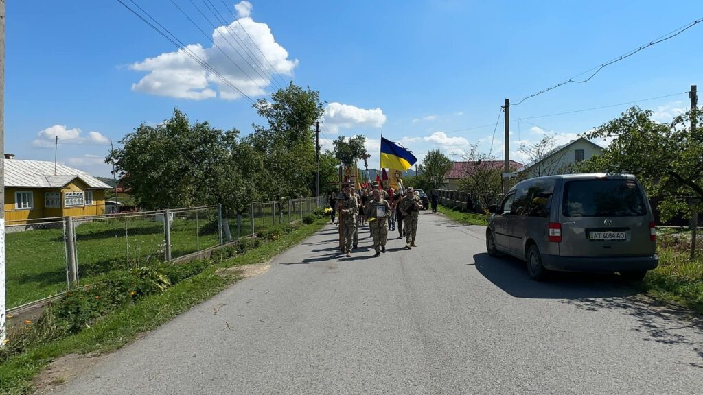 На Надвірнянщині провели в останню путь молодого героя-прикордонника Олексія Ковалюка