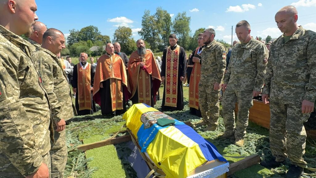 На Надвірнянщині провели в останню путь молодого героя-прикордонника Олексія Ковалюка