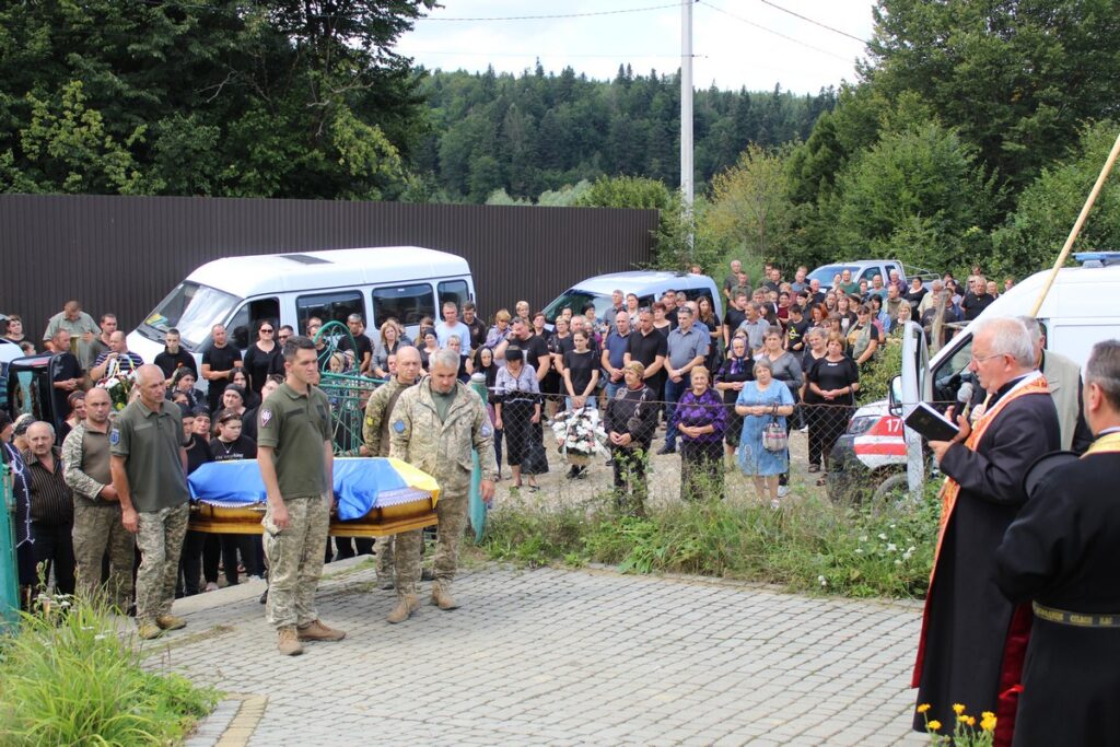 На Прикарпатті попрощалися з полеглим героєм Орестом Римаруком ФОТО