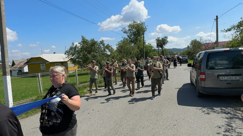 На Надвірнянщині провели в останню путь молодого героя-прикордонника Олексія Ковалюка