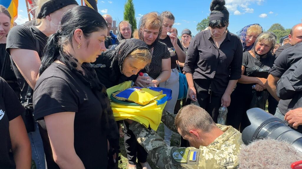 На Надвірнянщині провели в останню путь молодого героя-прикордонника Олексія Ковалюка